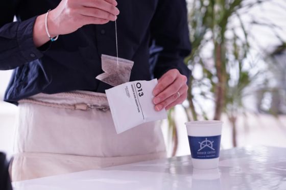 1: 開封したディップスタイルコーヒーをコップに入れる