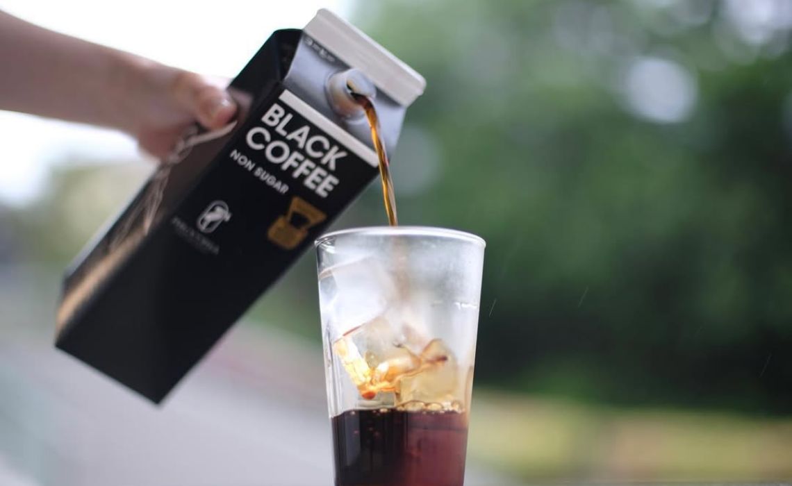 リキッドコーヒーを注ぐ様子